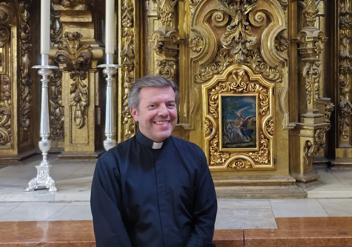 El párroco Manuel Sánchez de Heredia en el Altar Mayor de la parroquia de Santa María Magdalena