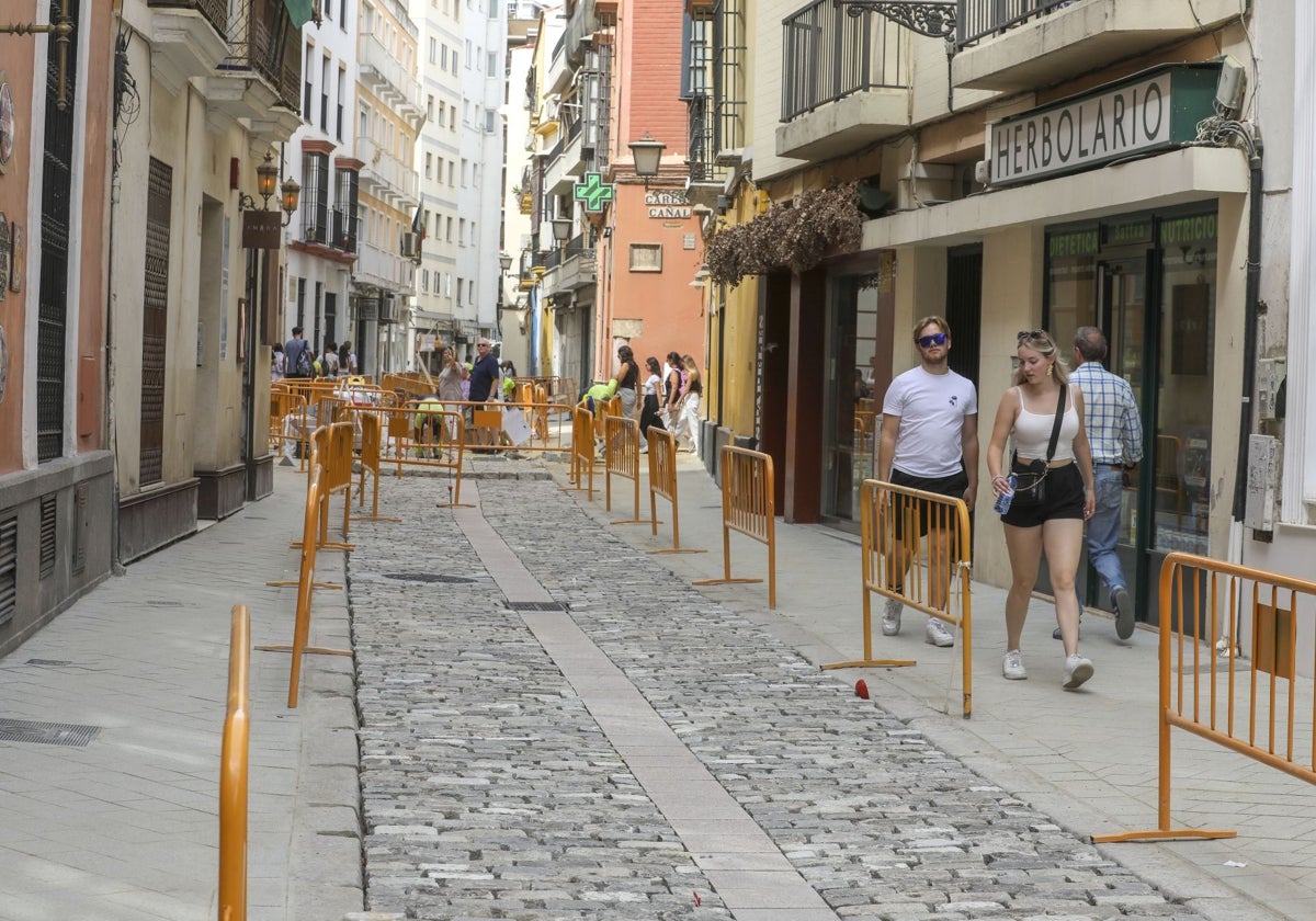 La reurbanización de la calle Zaragoza recupera el adoquín de Gerena