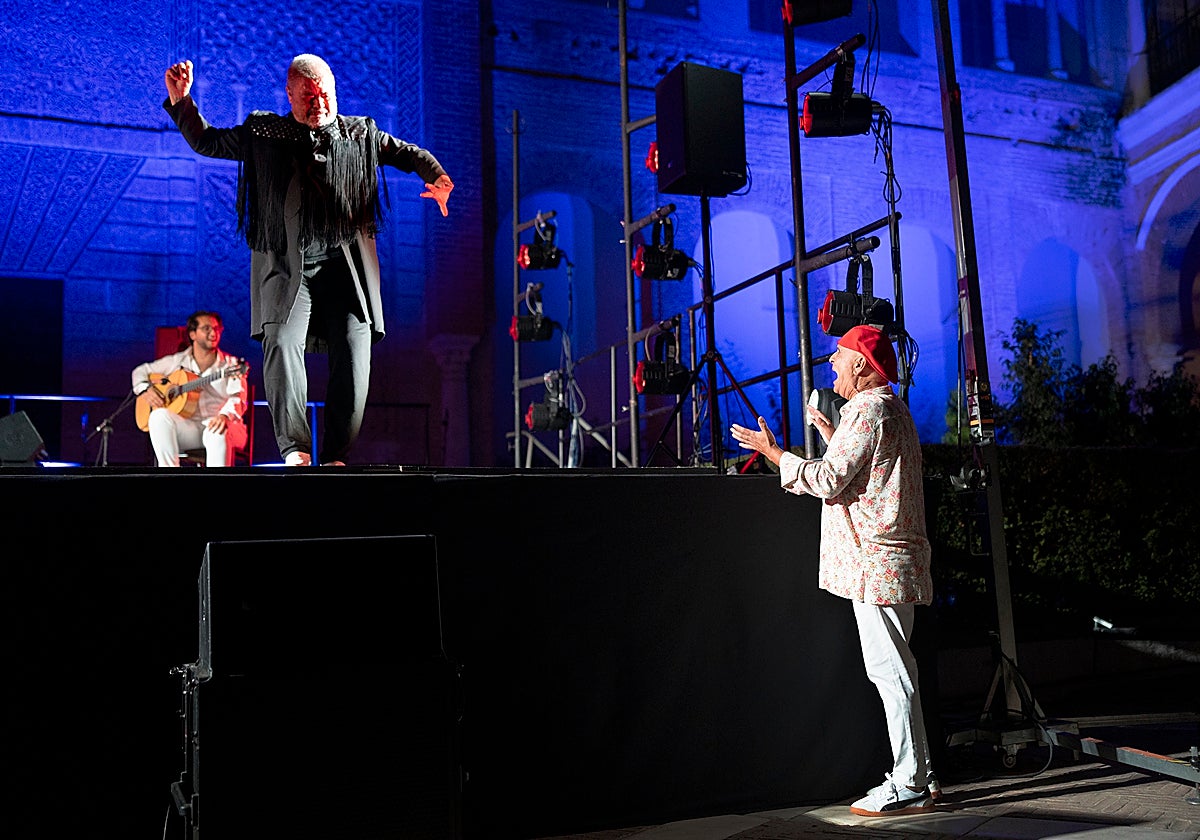 El Pele cantándole a Canales bajo el escenario, en un arranque por el que pidió perdón, «no me pude aguantar», dijo el cantaor