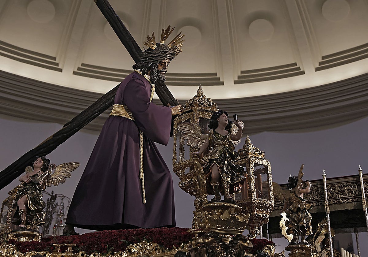 El Señor del Gran Poder sobre su paso en el interior de la basílica