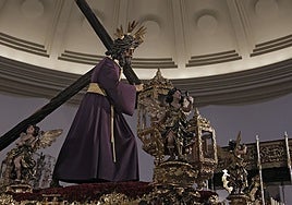 Un pasillo sin luces de Navidad de Campana a Plaza Nueva para los traslados de la Magna