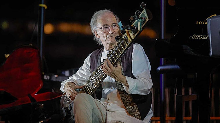 Gualberto y su inseparable sitar