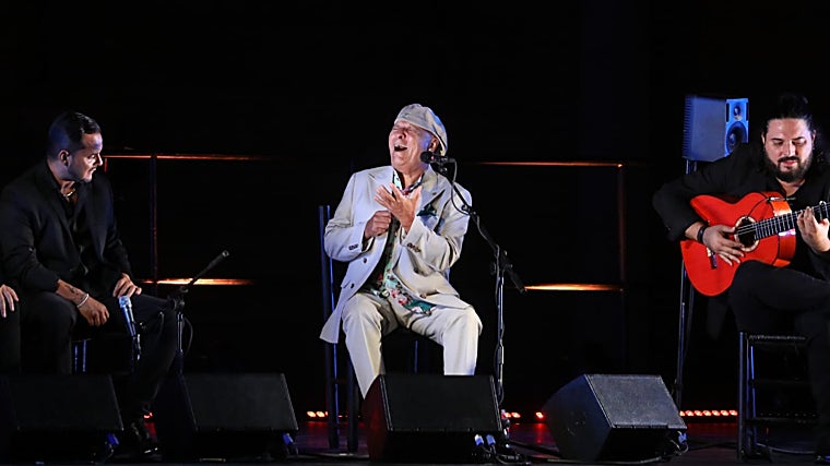 El Pele en uno de los momentos de su actuación, donde lo bordó por seguiriyas y por alegrías