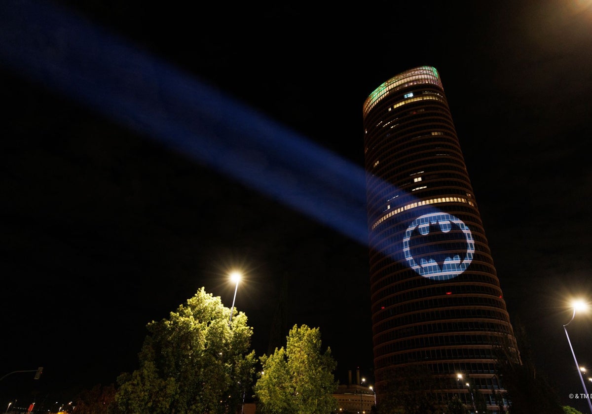 La batseñal en la fachada de Torre Sevilla se pudo ver desde distintos puntos de la ciudad