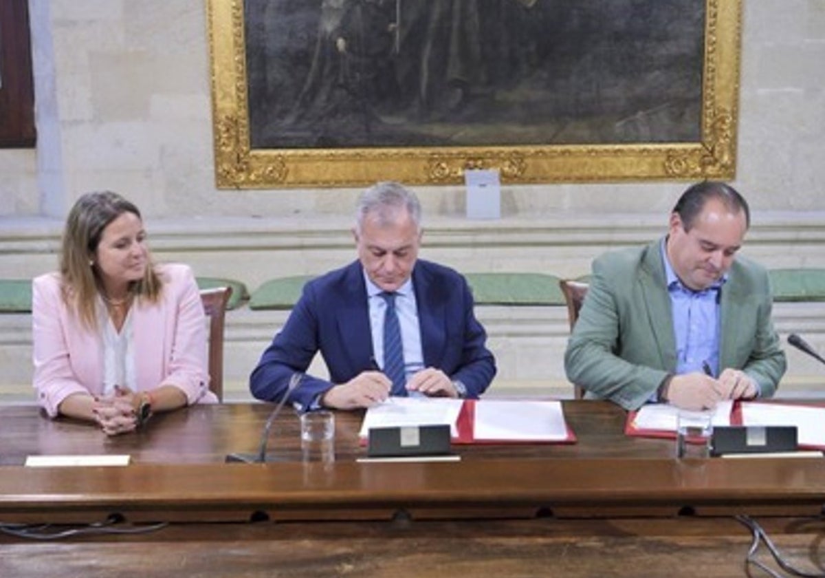 Angie Moreno, José Luis Sanz y Rafael Rodríguez, durante la firna del convenio entre Ayuntamiento y Feria del Libro