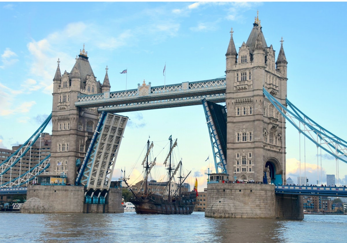 Imagen del Galeón Andalucía cruzando Tower Bridge