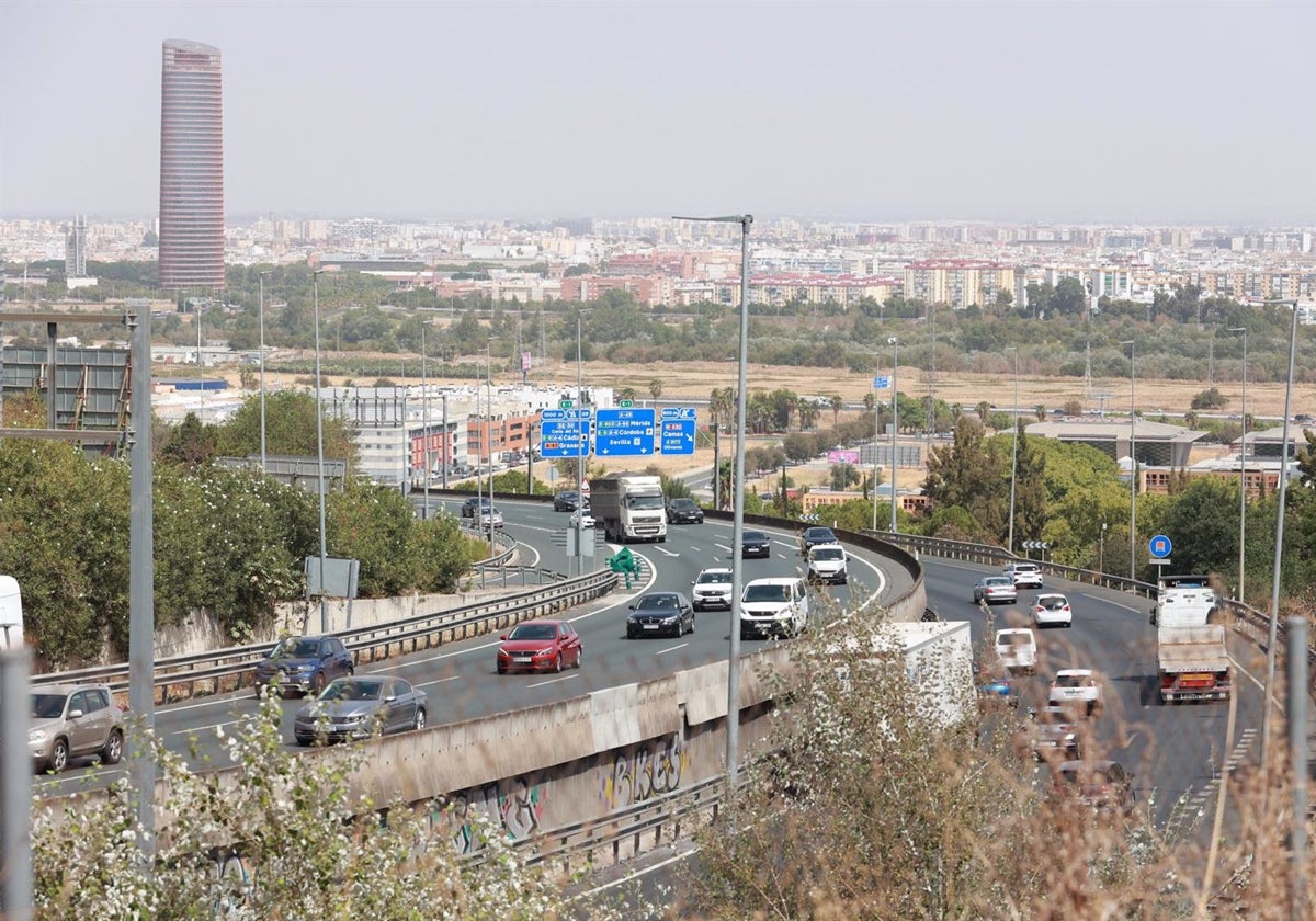 Vehículos circulando en los accesos a Sevilla