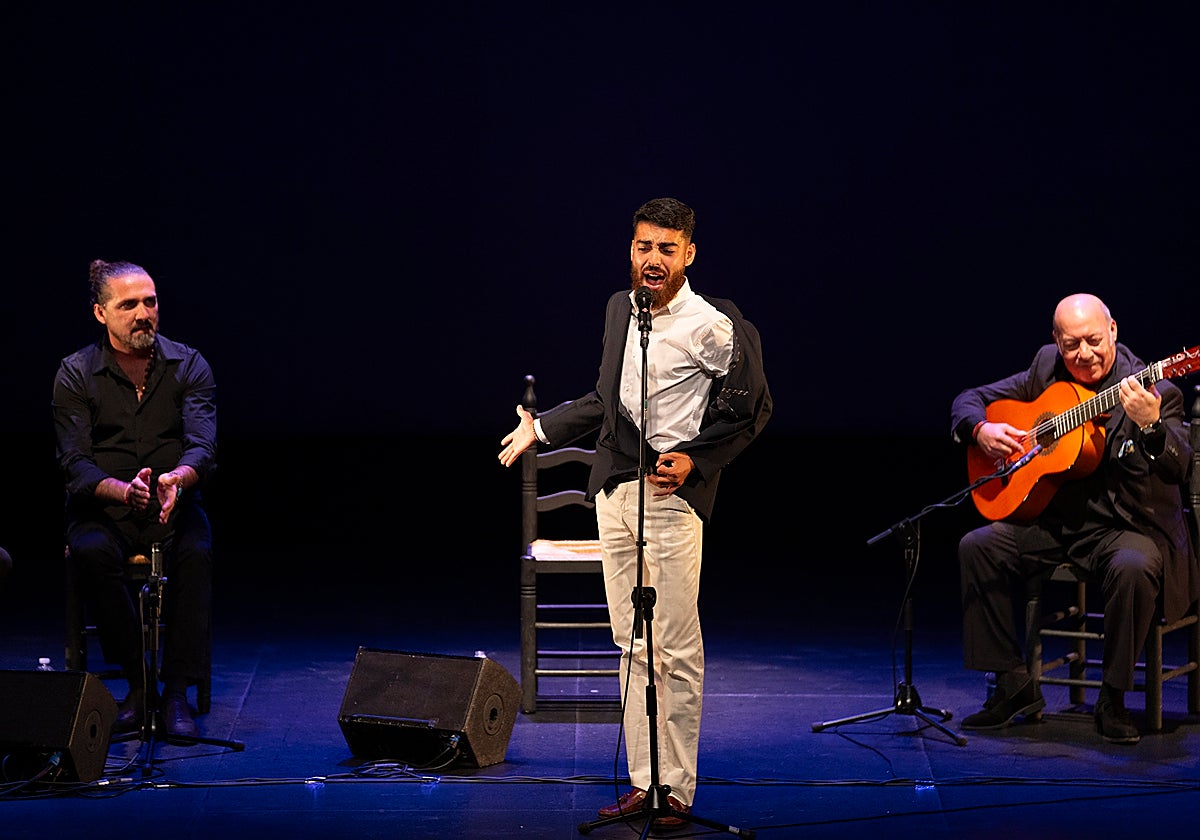 El 'Purili' se descubre bailando la solapa izquierda de la chaqueta