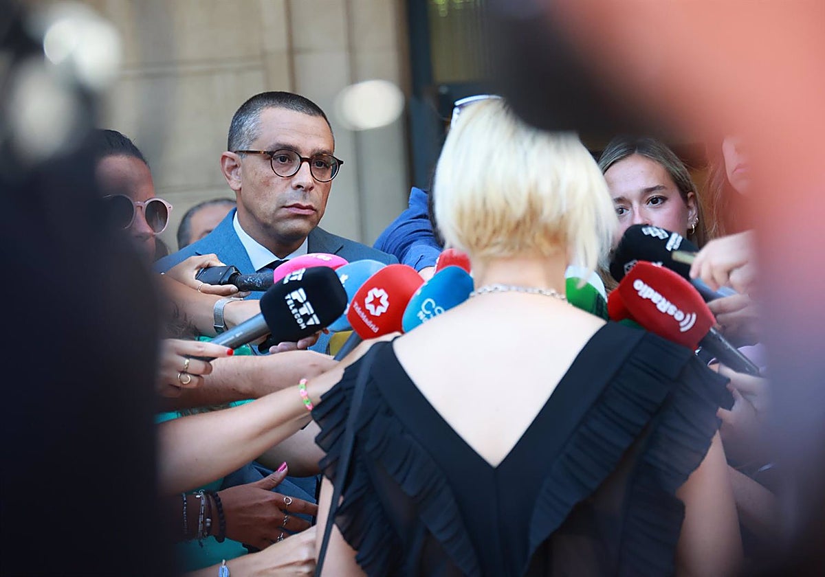 La víctima de Candi, a la entrada de los juzgados de Sevilla