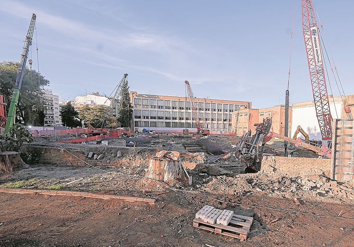 Obras en los antiguos terrenos de Altadis, donde se ubicará el proyecto Vera Sevilla