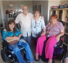 Lara e Irina, dos hermanas unidas por la ataxia: «Necesitamos tomar tres pastillas al día y cada una cuesta 346 euros»