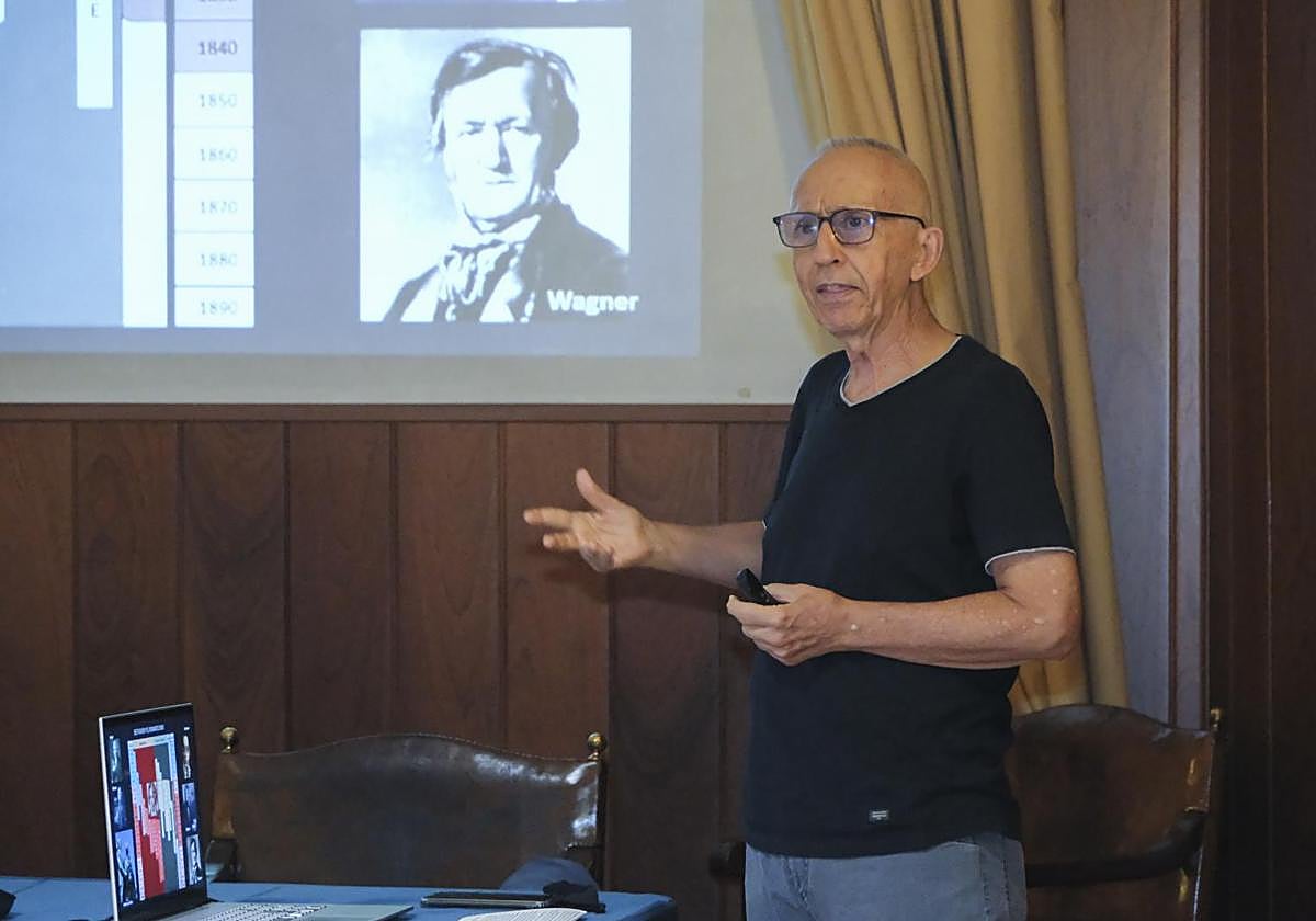 José Armenta durante la conferencia que ha ofrecido sobre Beethoven