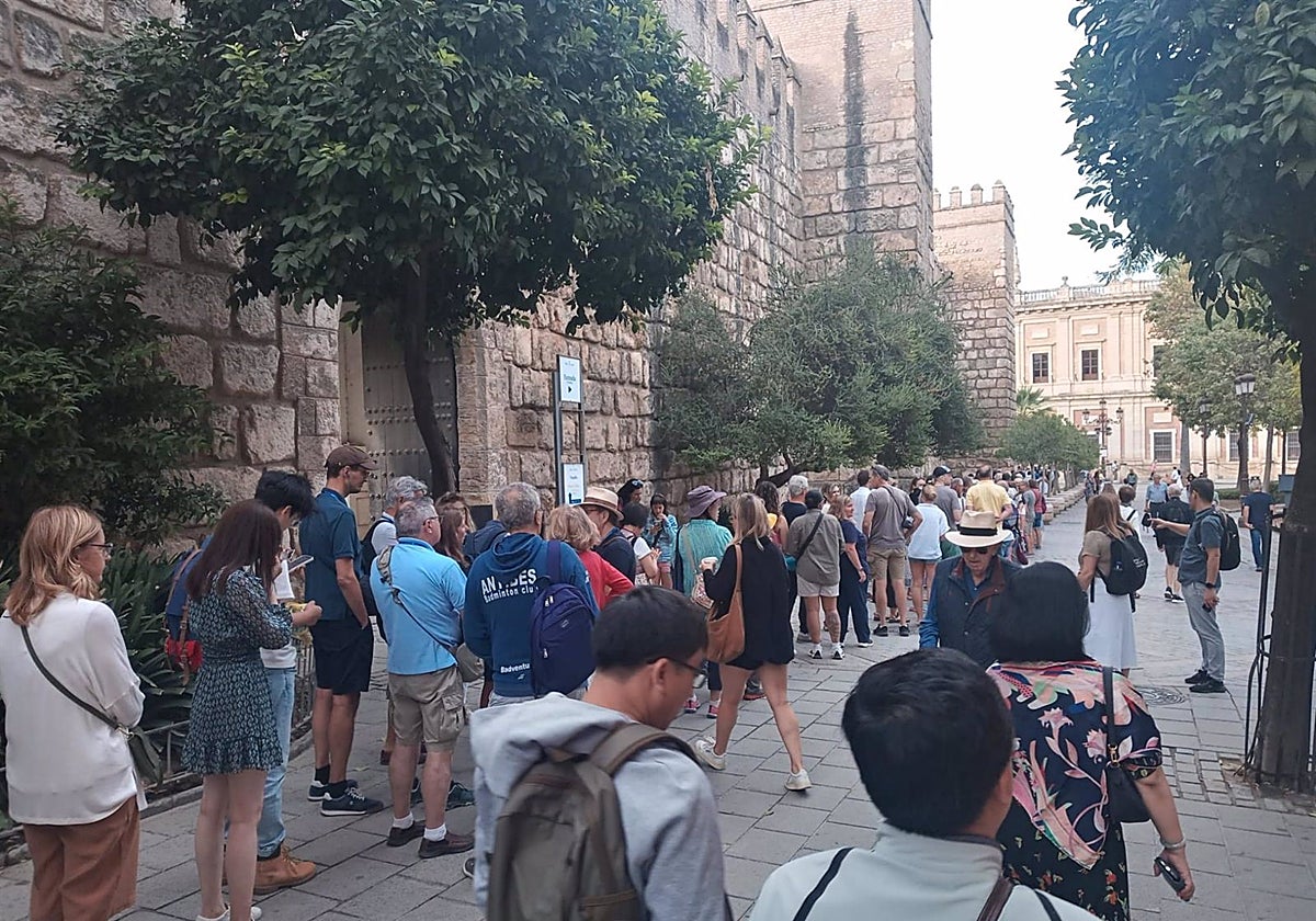Cola en el Alcázar a primera hora de la mañana de este martes