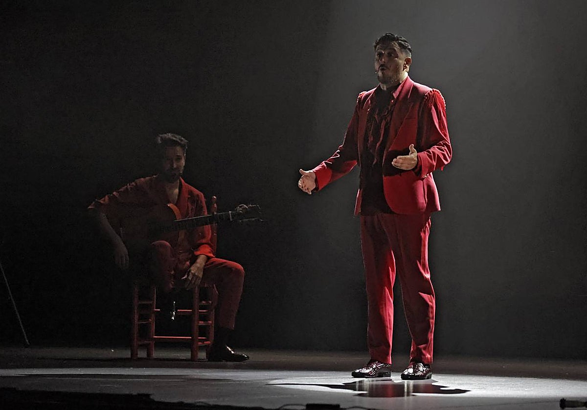 David Palomar, durante un momento de su espectáculo 'Desamparao' en el Teatro Alameda de Sevilla