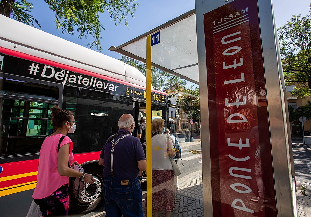 Un grupo de usuarios en la parada de la línea 11 en la plaza Ponce de León