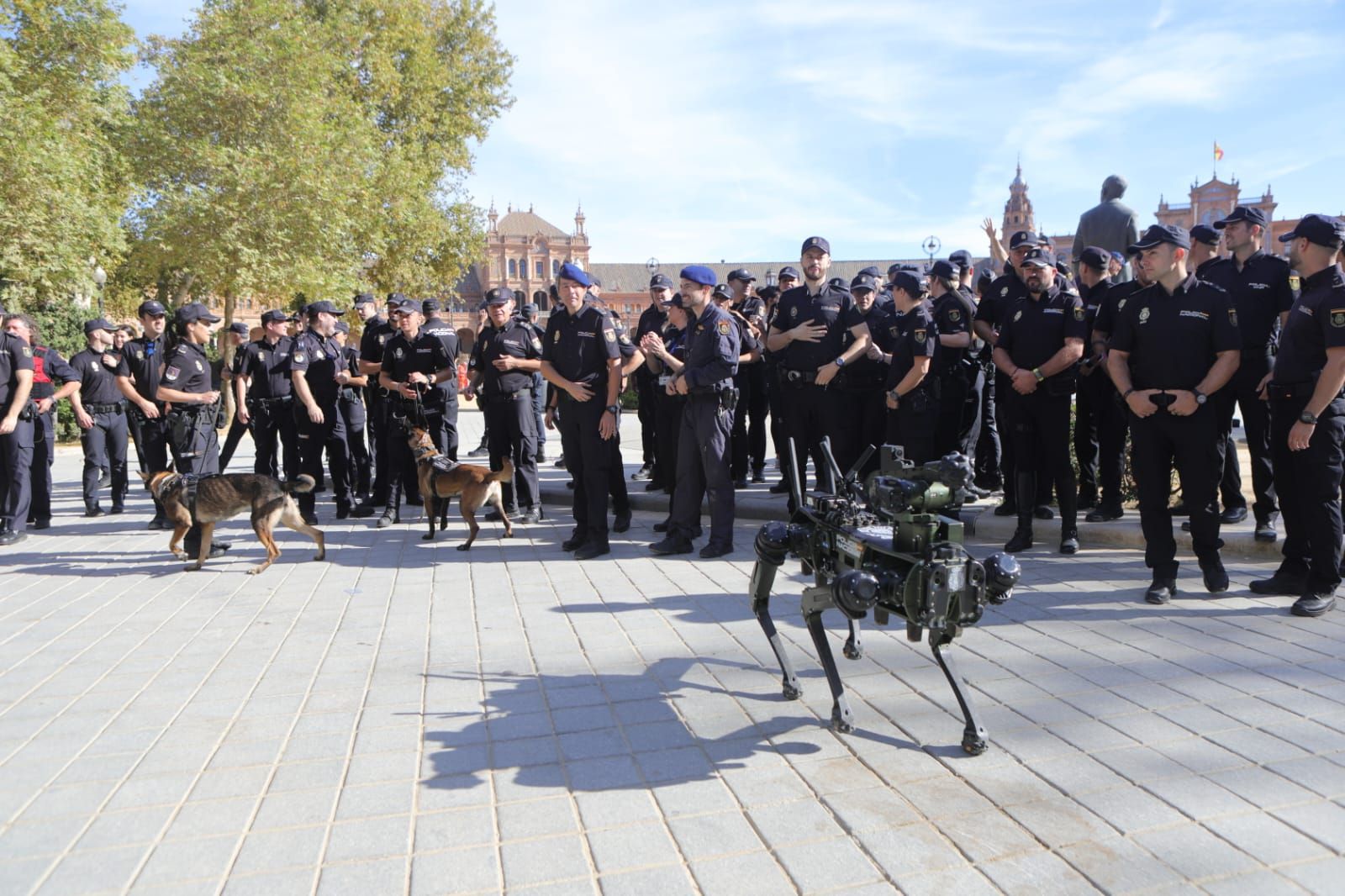 Celebración del Día de la Policía en Sevilla, en imágenes