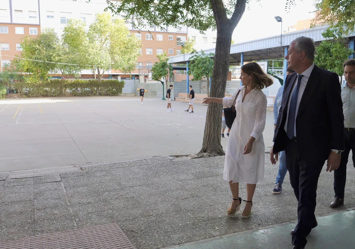 El alcalde visitando el colegio Valdés Leal