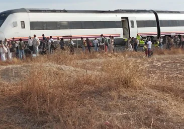 Centenares de pasajeros quedan encerrados más de hora y media por la avería de un tren en mitad del campo en Arahal