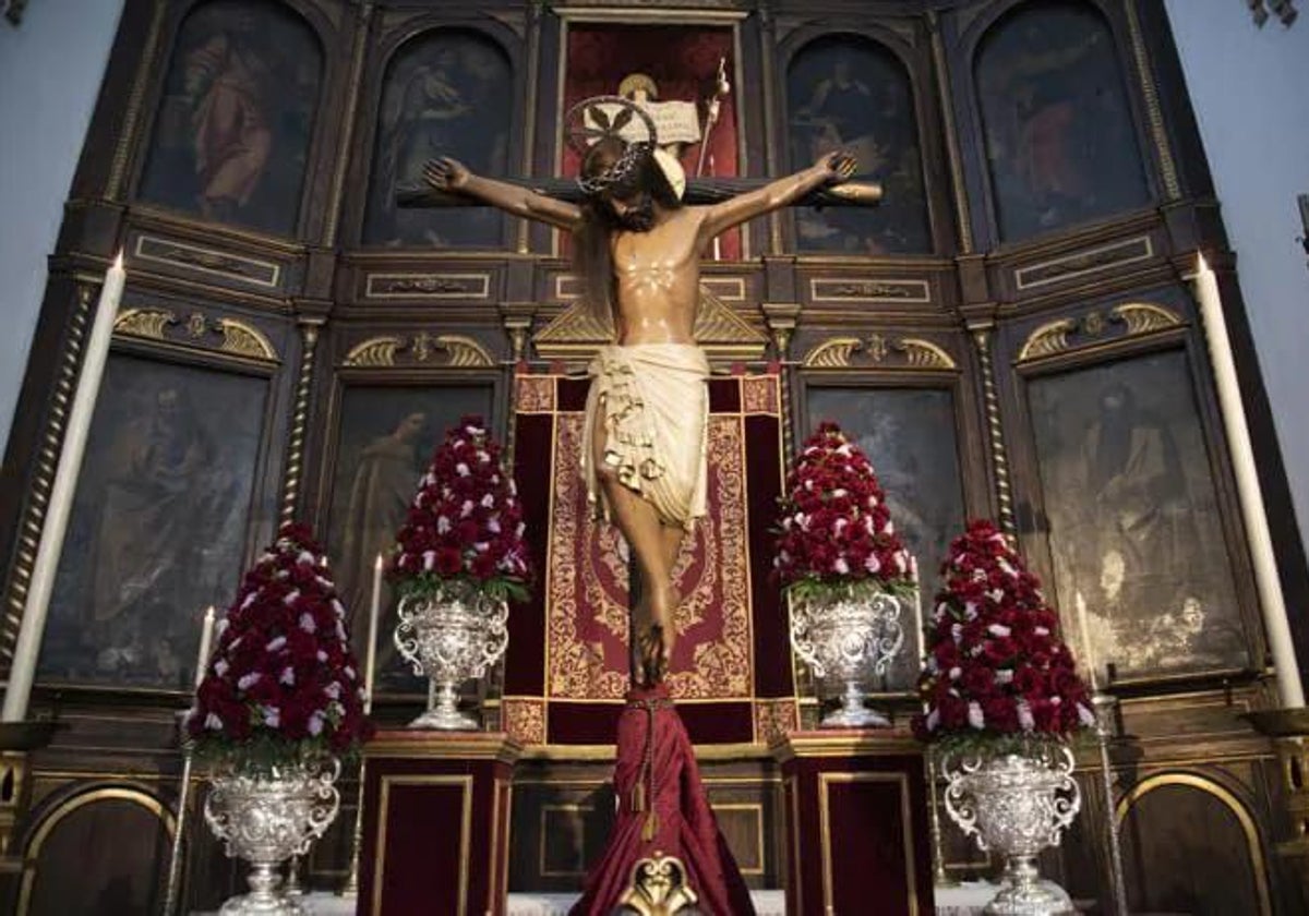 El Cristo de San Agustín en un besapié en la parroquia de San Roque