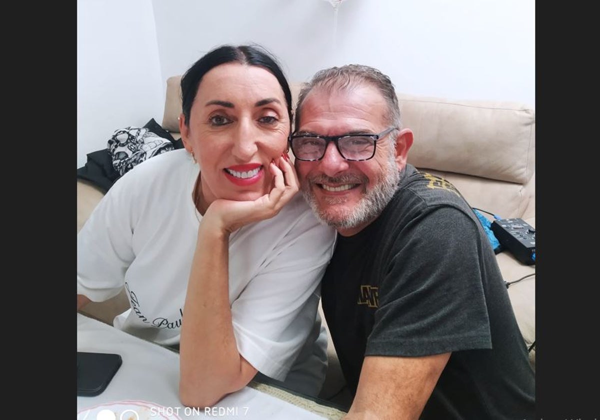 La actriz Rossy de Palma posa con Jesús Fernández, hermano de Fernando, conocido como 'La Estrella'