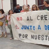 Vecinos de las barriadas Hacienda San Antonio y Hacienda El Rosario ante el Ayuntamiento de Alcalá