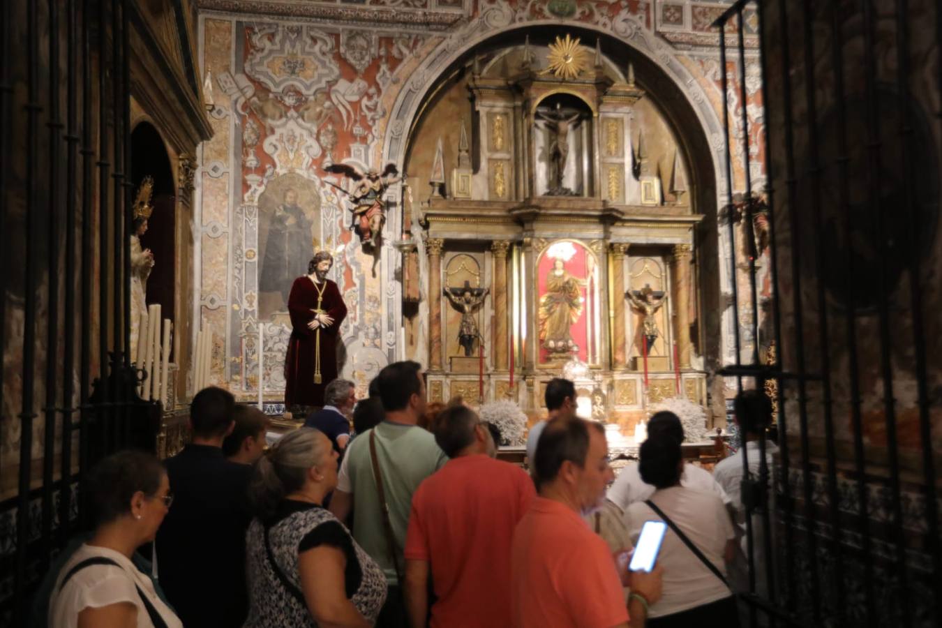 Muchos sevillanos optaron por visitar hermandades como la de la Cena