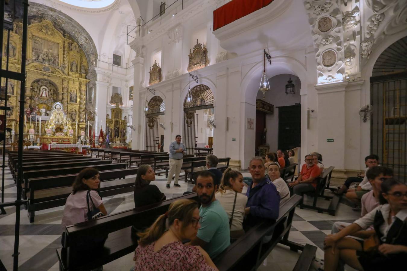 Muchos sevillanos optaron por visitar hermandades como la de la Cena