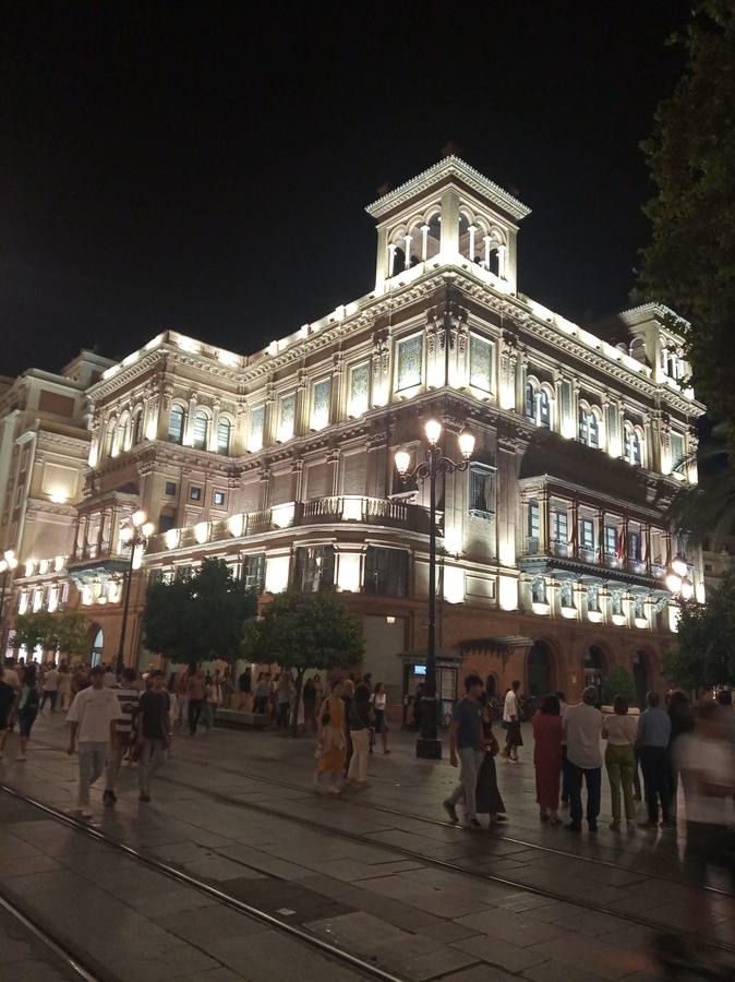 El Coliseo, sede de la Agencia Tributaria de Andalucía, se suma a la Noche en Blanco estrenando iluminación artística desde hoy