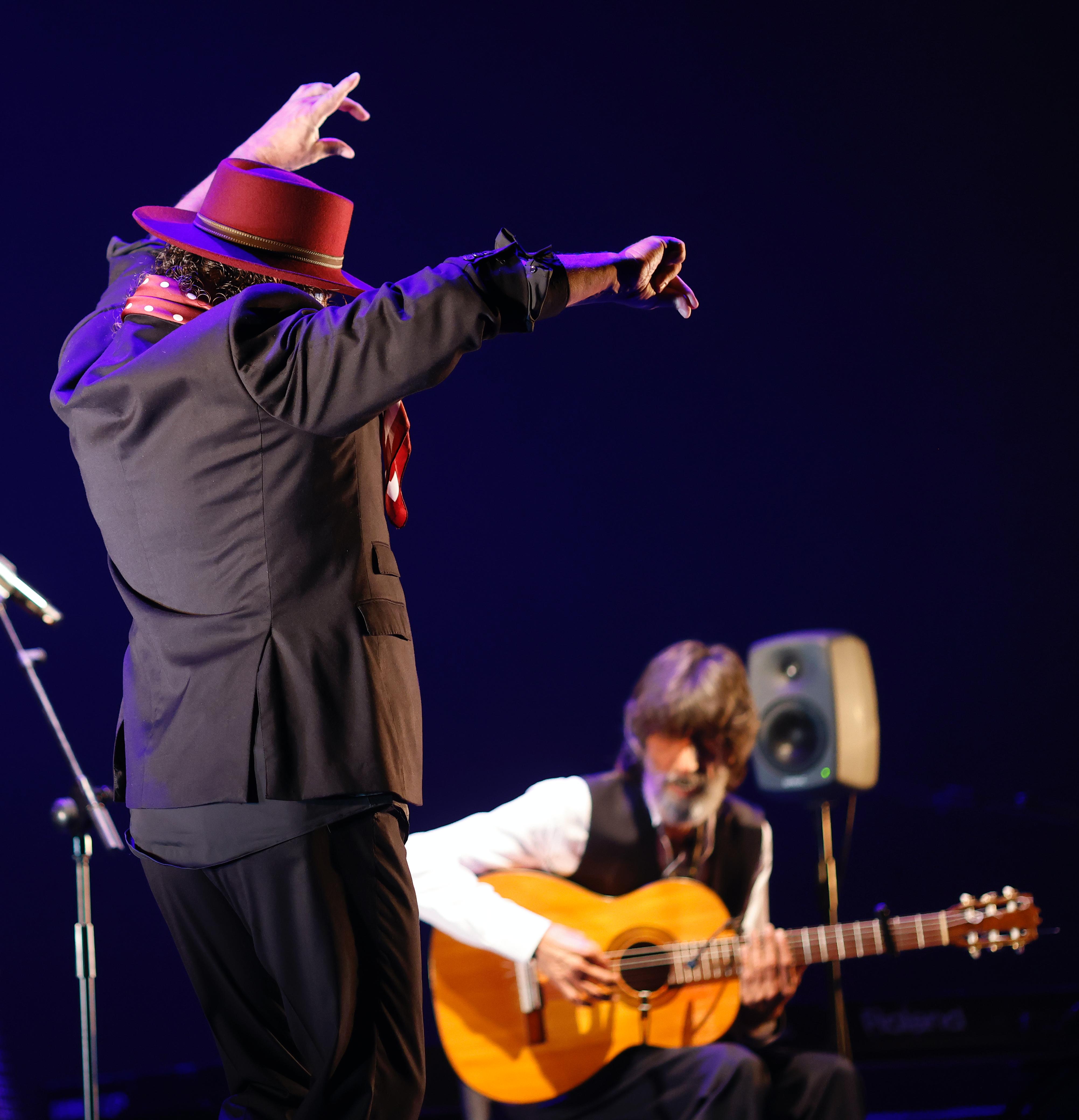 Un instante del espectáculo celebrado este viernes en el Teatro Alameda con Emilio Caracafé