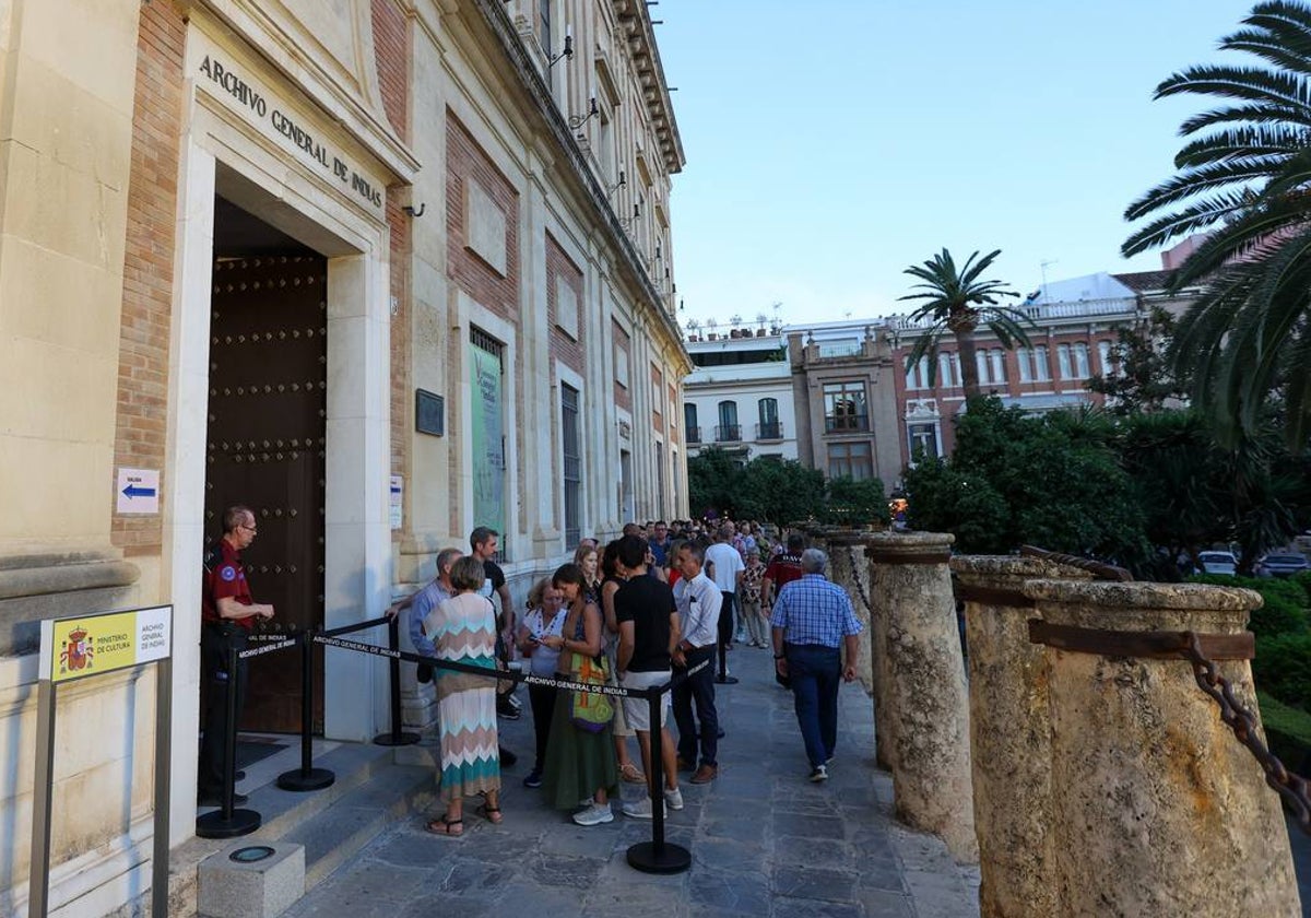 Colas a la entrada del Archivo de Indias este viernes durante la XI edición de la Noche en Blanco sevillana