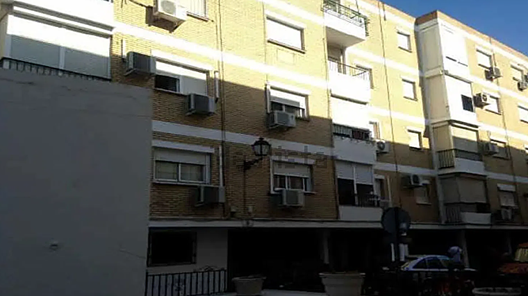 Exterior de un piso en venta en Tomares, el pueblo más rico de Sevilla, por 58.600 euros
