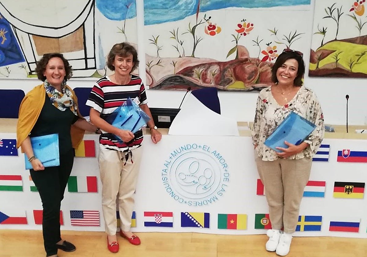 Madres del proyecto con el logo y las banderas de los países donde hay grupos