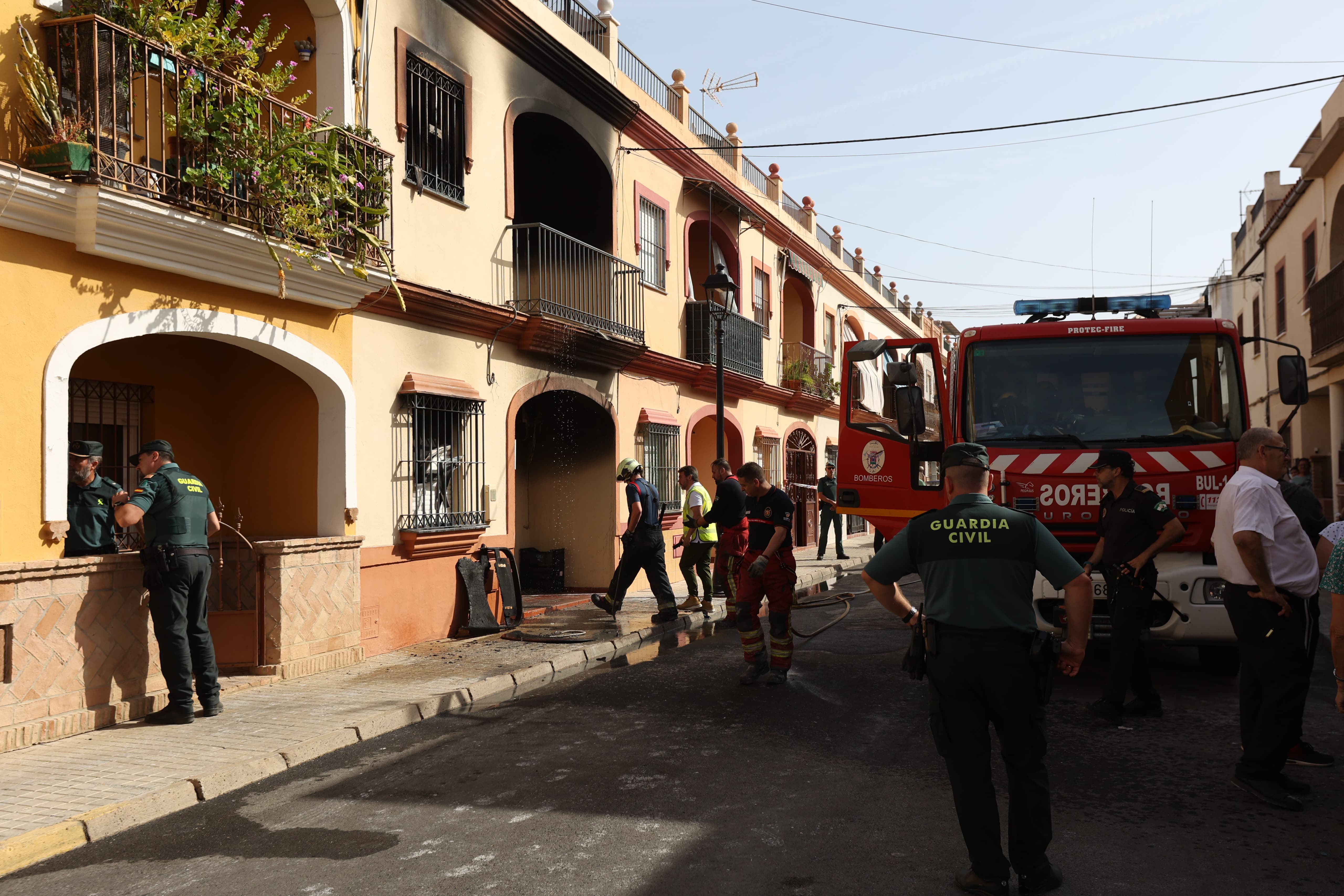 Imágenes que deja el trágico incendio de Guillena