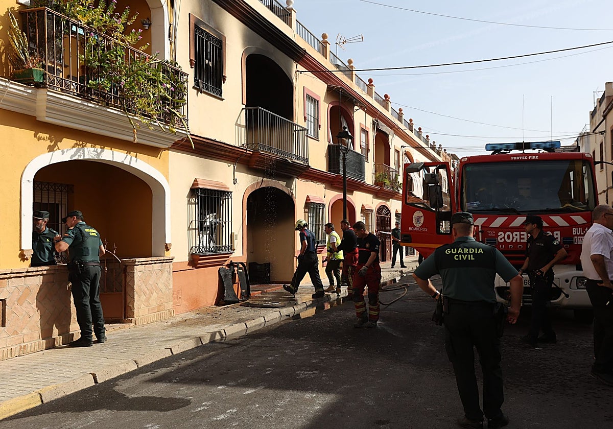 La Guardia Civil y los bomberos actuando en las inmediaciones de la vivienda afectada