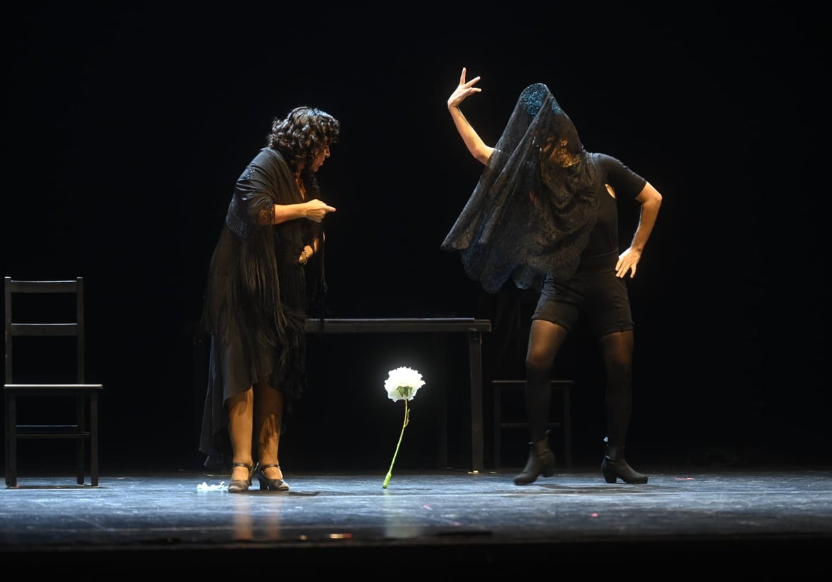 Nancy Fabiola la mezzosoprano que interpretó a Carmen junto a Israel Galván al inicio de la obra