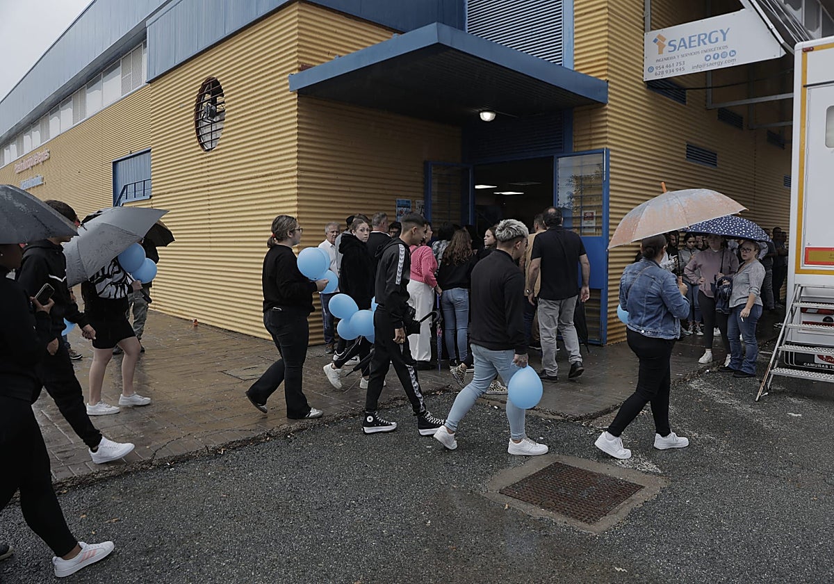Vecinos de Guillena antes de entrar en el pabellón deportivo