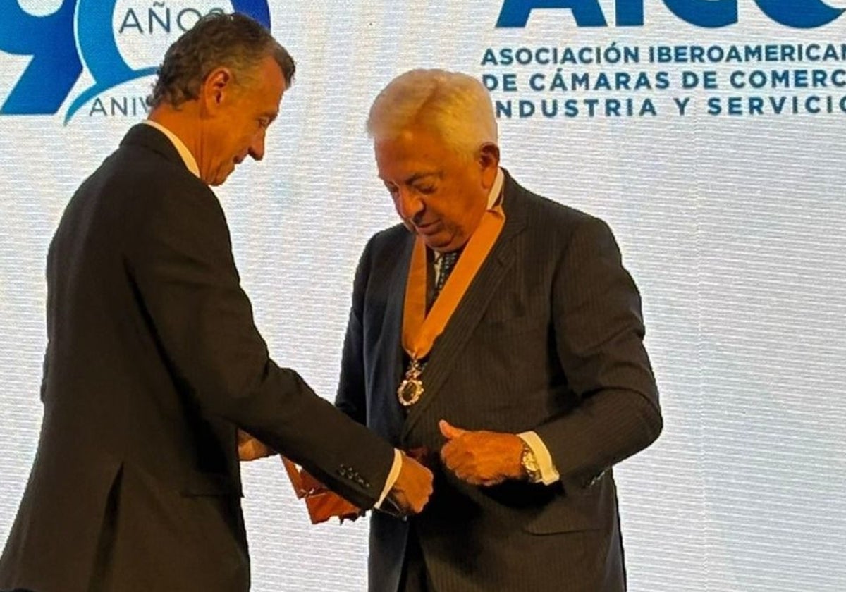 Francisco Herrero ha recibido la medalla de oro de la AICO en Buenos Aires