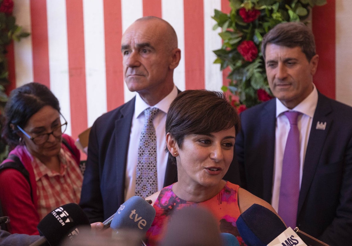 Isabel Rodríguez, en la Feria de Abril de 2023, junto a Antonio Muñoz y Pedro Fernández