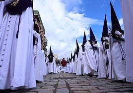 La Audiencia de Sevilla salva a Lipasam de pagar 11.500 euros a un motorista por una caída por cera el Jueves Santo