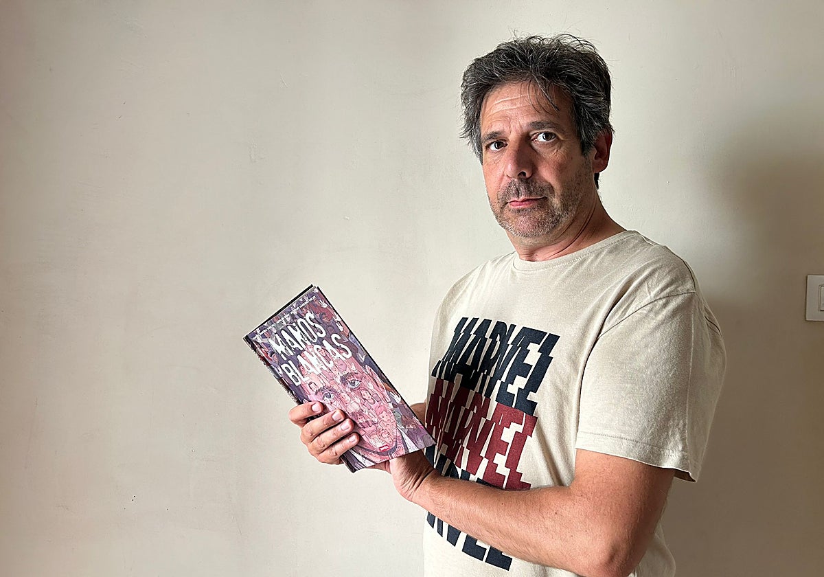 El autor de 'Manos Blancas', Rafa Jiménez, con su obra