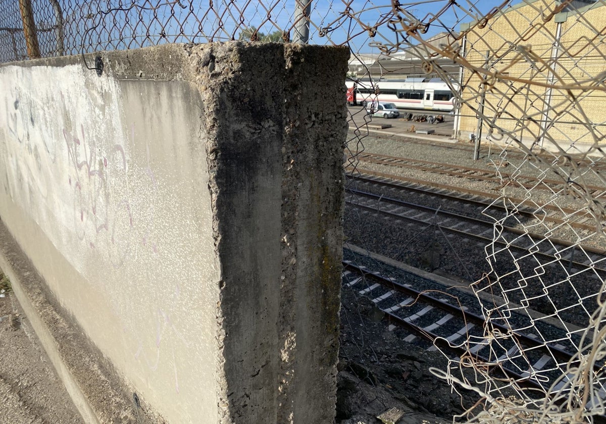 Imagen actual de uno de los accesos a las vías del tren, junto a los talleres de Renfe en Santa Justa