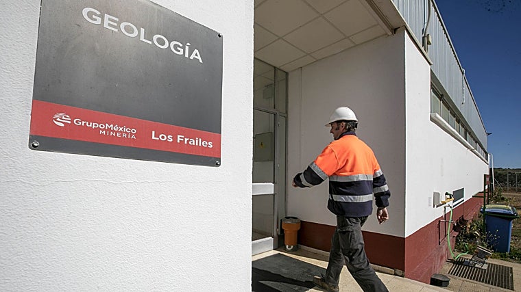 Un empleado en las instalaciones de Minera Los Frailes en Aznalcóllar