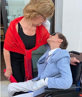 Imagen secundaria 2 - Juan Antonio López, el «niño burbuja», en la boda de su primo, pocos meses antes de morir. Debajo, con el doctor Jaime Boceta en la Unidad de Cuidados Paliativos del Virgen Macarena de Sevilla. A la derecha, con su madre, Margarita López
