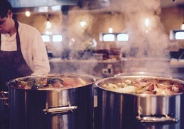 Cocineros, pinches y camareros: el Sevilla FC busca trabajadores con estos requisitos