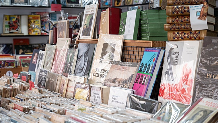 Un expositor de la Feria del Libro Antiguo y Ocasión de Sevilla