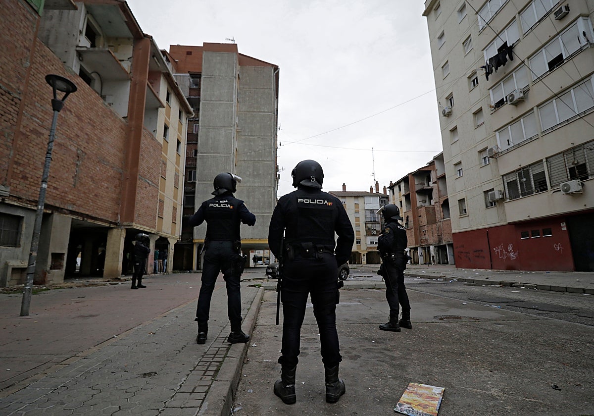 Policías durante una redad en las Tres Mil Viviendas