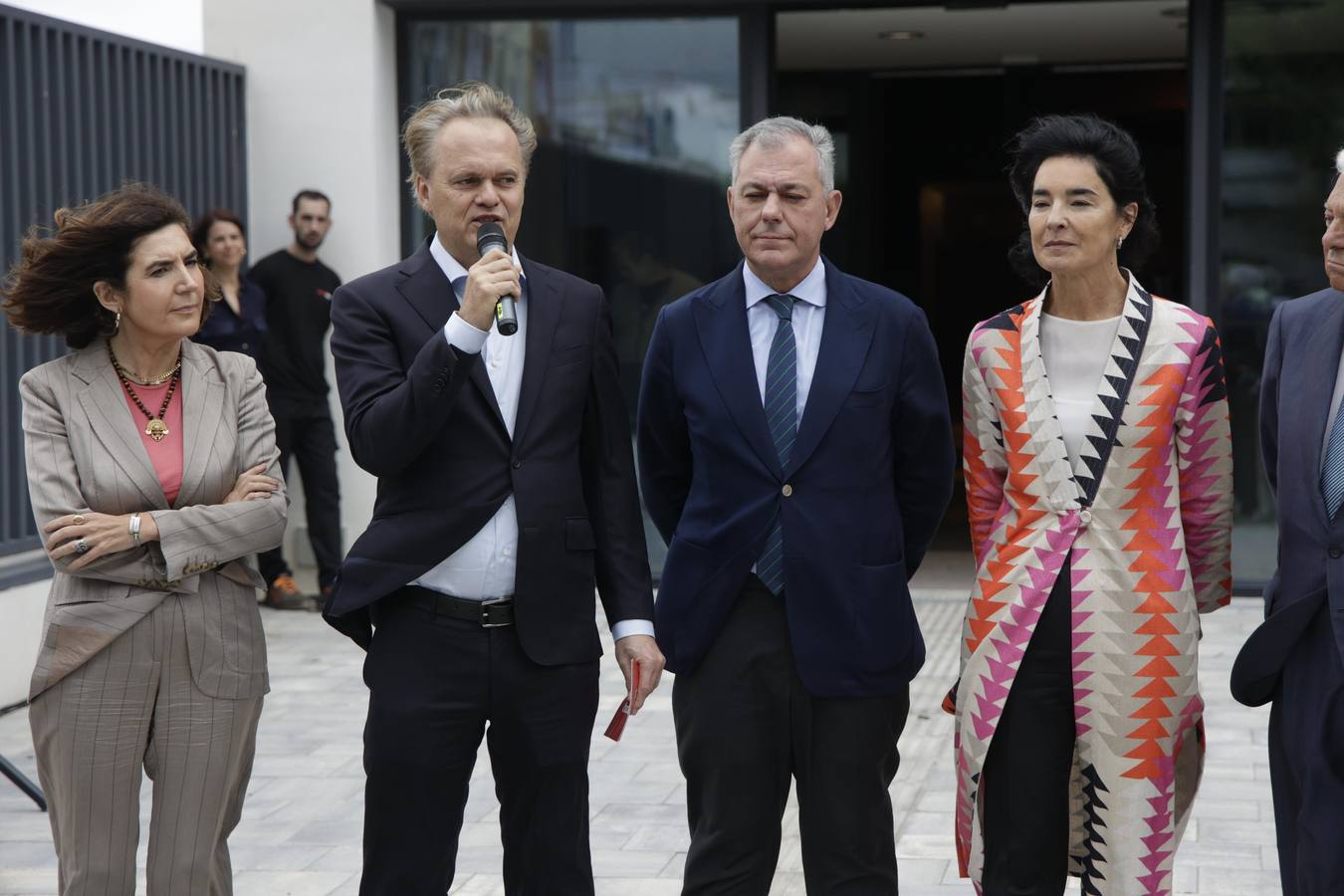 A la inauguración han asistido Rocío Blanco, consejera de Empleo, Empresa y Trabajo Autónomo; José Luis Sanz, alcalde de Sevilla; Carmen Ponce, presidenta de la Fundación Cruzcampo; Francisco Herrero, presidente de la Cámara de Comercio; y Etienne Strijp, presidente ejecutivo de Heineken España