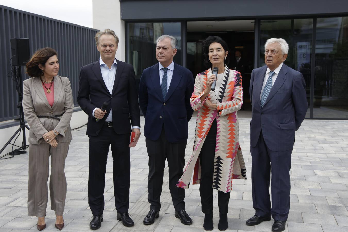 A la inauguración han asistido Rocío Blanco, consejera de Empleo, Empresa y Trabajo Autónomo; José Luis Sanz, alcalde de Sevilla;  Carmen Ponce, presidenta de la Fundación Cruzcampo; Francisco Herrero, presidente de la Cámara de Comercio; y Etienne Strijp, presidente ejecutivo de Heineken España