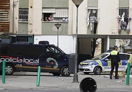 Sanz garantiza los servicios públicos en las Tres Mil de Sevilla, pero en dos zonas calientes sólo si van custodiados por la Policía Nacional