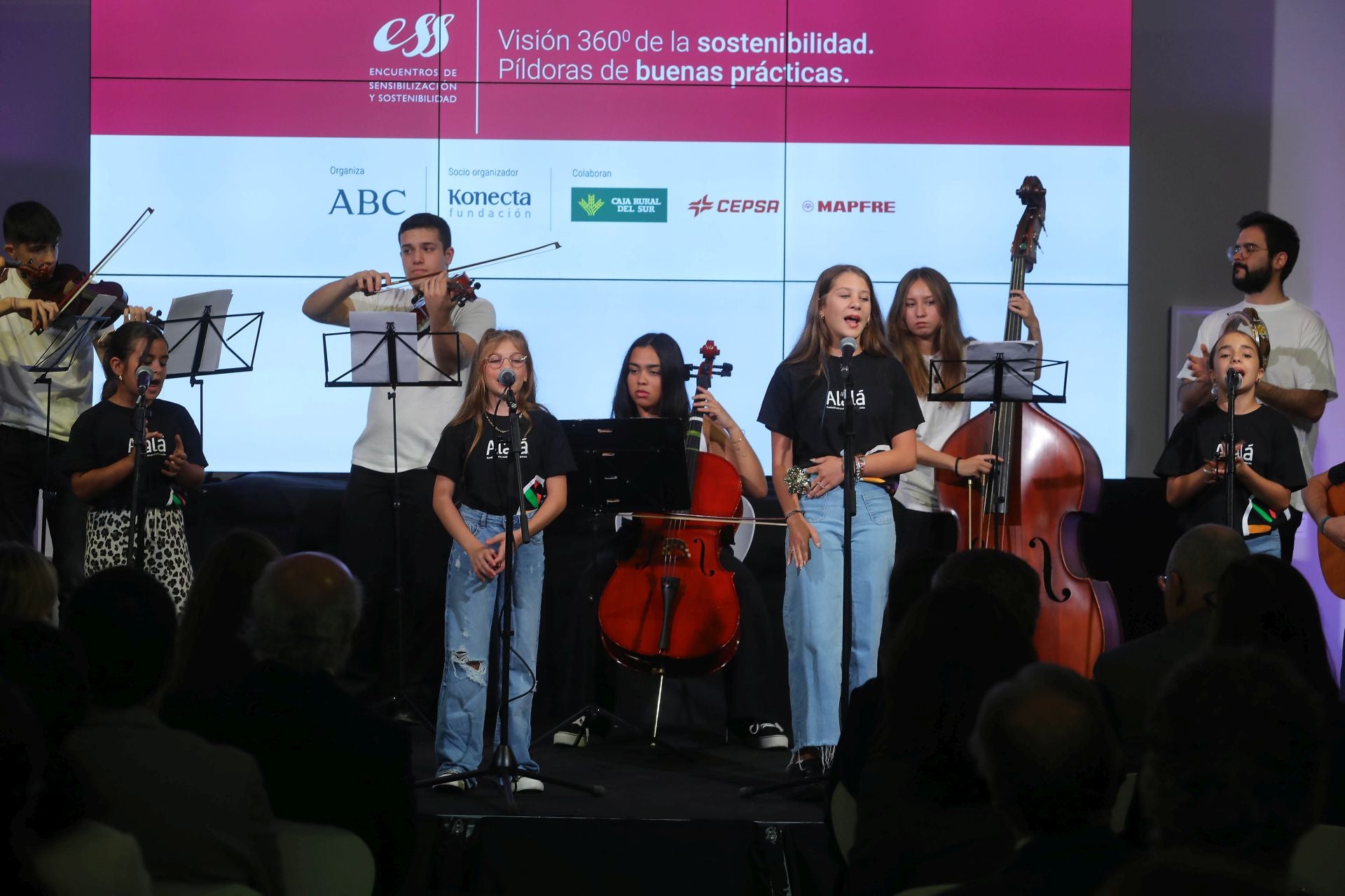 Actuación de los niños de la Fundación Acción por la Música y Fundación Alalá